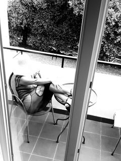 Moglie porca sul balcone