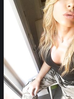 Tutte i selfie hot di Noemi Blonde