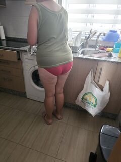 La mia troia va in giro in mutande rosse