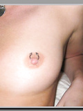 Ragazza con le tette piccole troieggia