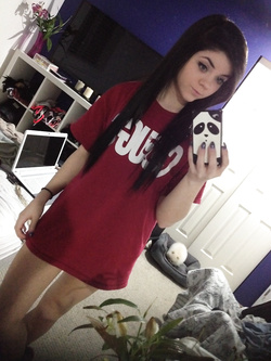 Autoscatti hot di una 19enne in lingerie