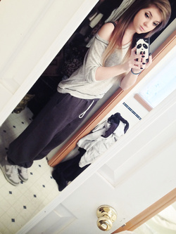 Autoscatti hot di una 19enne in lingerie