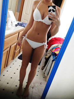 Autoscatti hot di una 19enne in lingerie