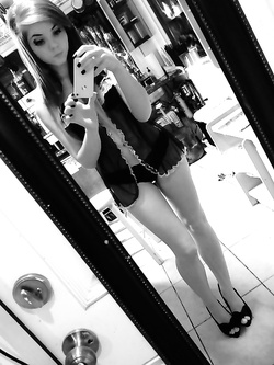 Autoscatti hot di una 19enne in lingerie