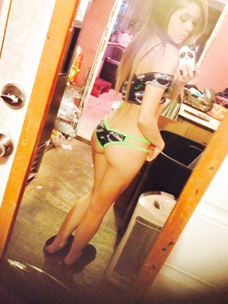 Autoscatti hot di una 19enne in lingerie