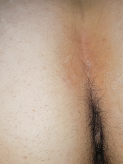 Sborra sul culo di mia moglie