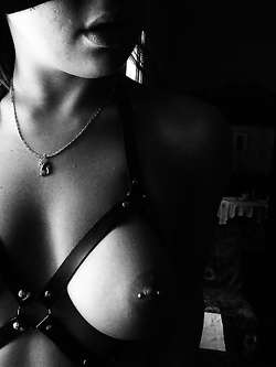 Seno, piercing black