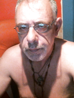 Un caffe', una stecca di jps blu da 20 dure, un mazzo di 100 margherite e da te