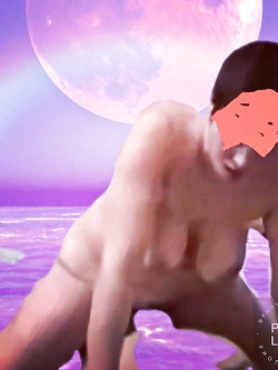 Lei si diverte con Ruben mentre la moglie Sesil li riprende.