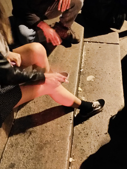 Ragazza carina minigonna vans calze