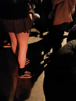 Ragazza carina minigonna vans calze