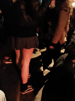 Ragazza carina minigonna vans calze