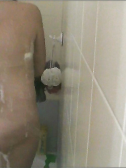 Anna puttanella in doccia