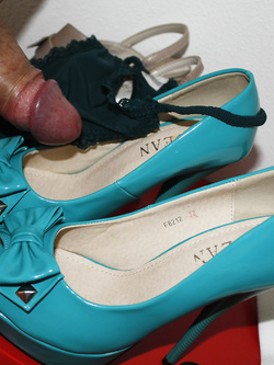 Sborrata su scarpe