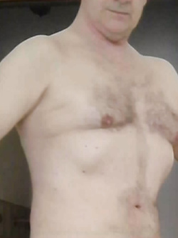 uomo cerca uomo