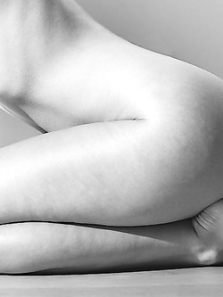 Nuda sul legno