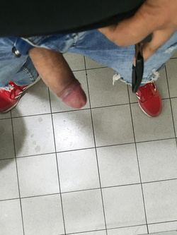 Io.......in bagno di un centro commerciale