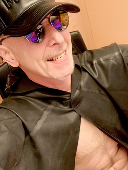 Lenny52… che puttana … feticista e molto culo