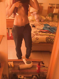 Giovane ragazza esibizionista