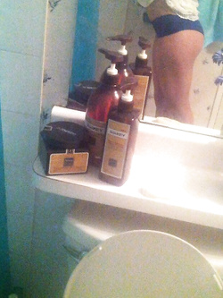 Giovane ragazza esibizionista