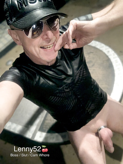 Lenny52 in un servizio fotografico nel suo sex club