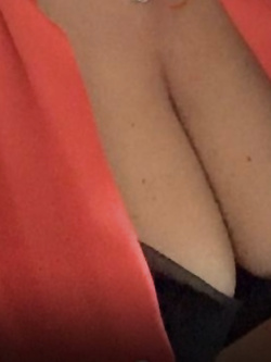 Ha sempre voglia di cazzo … qualcuno mi aiuta a scoparla