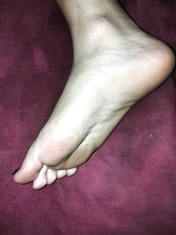 Piedini sexy aspettano la sborra