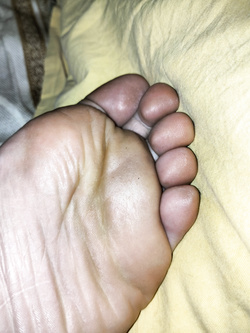 Piedini sexy aspettano la sborra