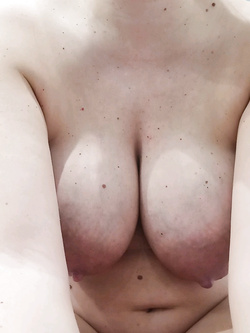 Al lavoro ricevo i selfie di Moana e le sue tettone