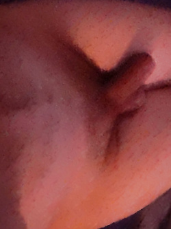 Mostro il mio pene in diverse situazioni.