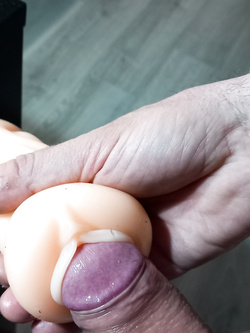 Mi sego con una finta vagina