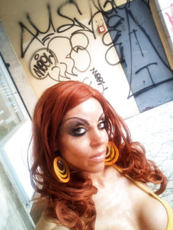 DONNA SERIA CLICCA