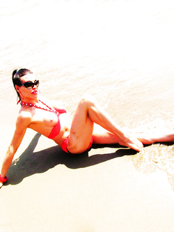 donna serissima cerca te guarda foto