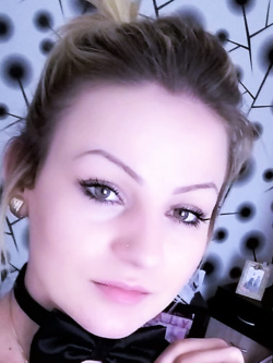 simona - porcellina esibizionista da bo