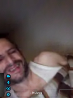 FROCETTO SI MASTURBA IN CAM