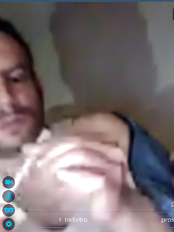 FROCETTO SI MASTURBA IN CAM