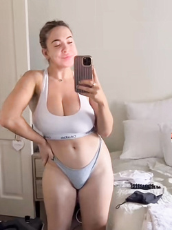 Le tette di quella troia di Mia