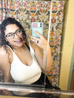 Fidanzata latina sgualdrina con grandi tette