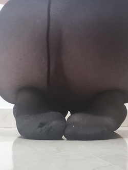 Culo e piedi sexy in calze nere