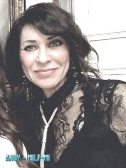 angy - esibizionista matura di milano