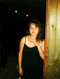 bellissima cagnolina polacca che mostra il suo corpo, la sua