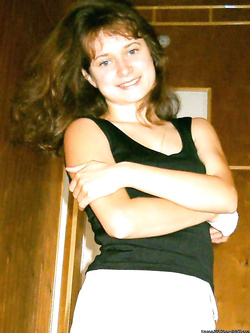 bellissima cagnolina polacca che mostra il suo corpo, la sua