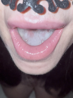 Mia moglie con la sborra in bocca