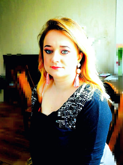 Bellissima cagnolina italo-polacca allarga le zampe prima d