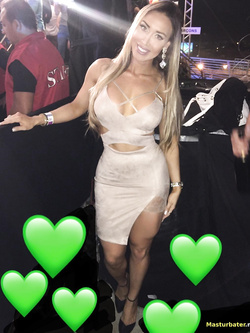 .... Lei è così dannatamente sexy