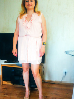 Una bella insegnante corre al lavoro per le sue lezioni ed è