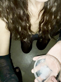 Mia Moglie beve cocktail di sborra e champagne