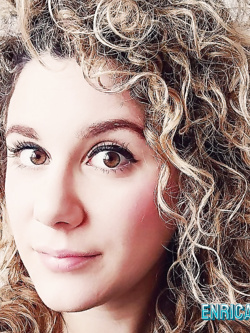 ENRICA SUPER ESIBIZIONISTA