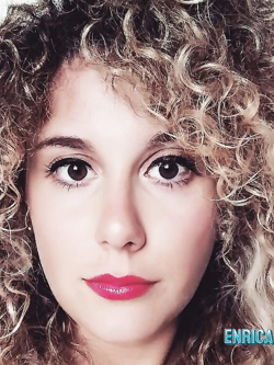 ENRICA SUPER ESIBIZIONISTA