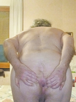 Completamente nudo, a viso scoperto, umiliato, degradato